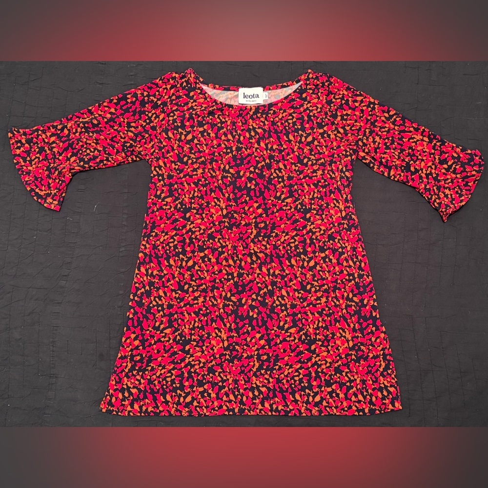🆕 LEOTA NWOT Red and Black Patterned TOP. Size: XS